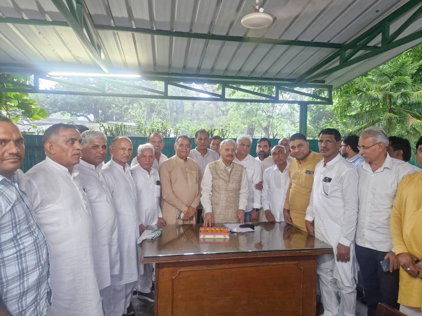 हांसी केंद्रीय मंत्री राव इंद्रजीत व विधायक विनोद भयाना के साथ उपस्थित समिति के सदस्य। समिति
