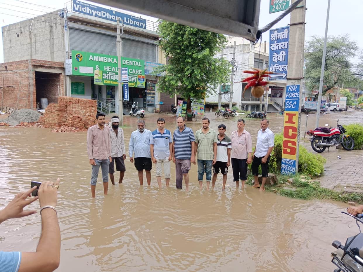 Traders raised slogans against the government after water entered their shops