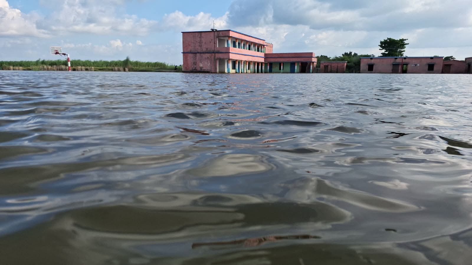 जलमग्न हुआ विद्यालय