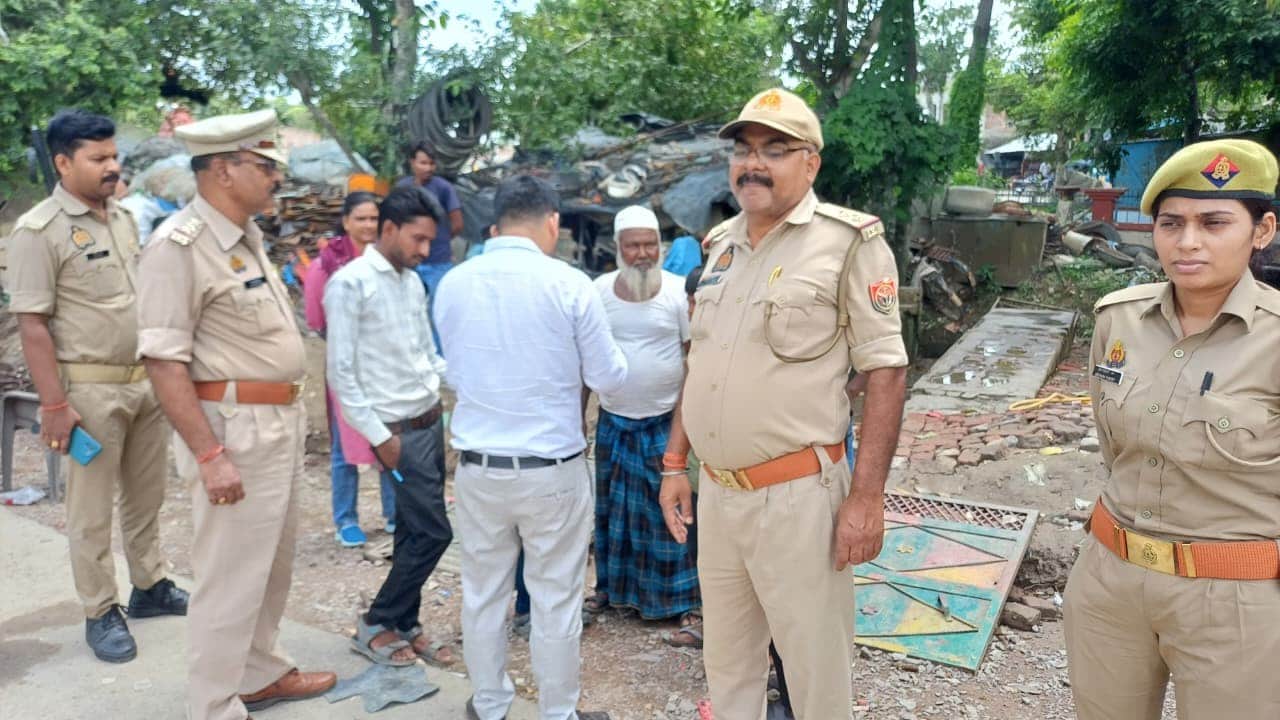 जमुनहा तहसील क्षेत्र में बाल श्रम रोकथाम को लेकर निरीक्षण करते टीम में शामिल कर्मी।