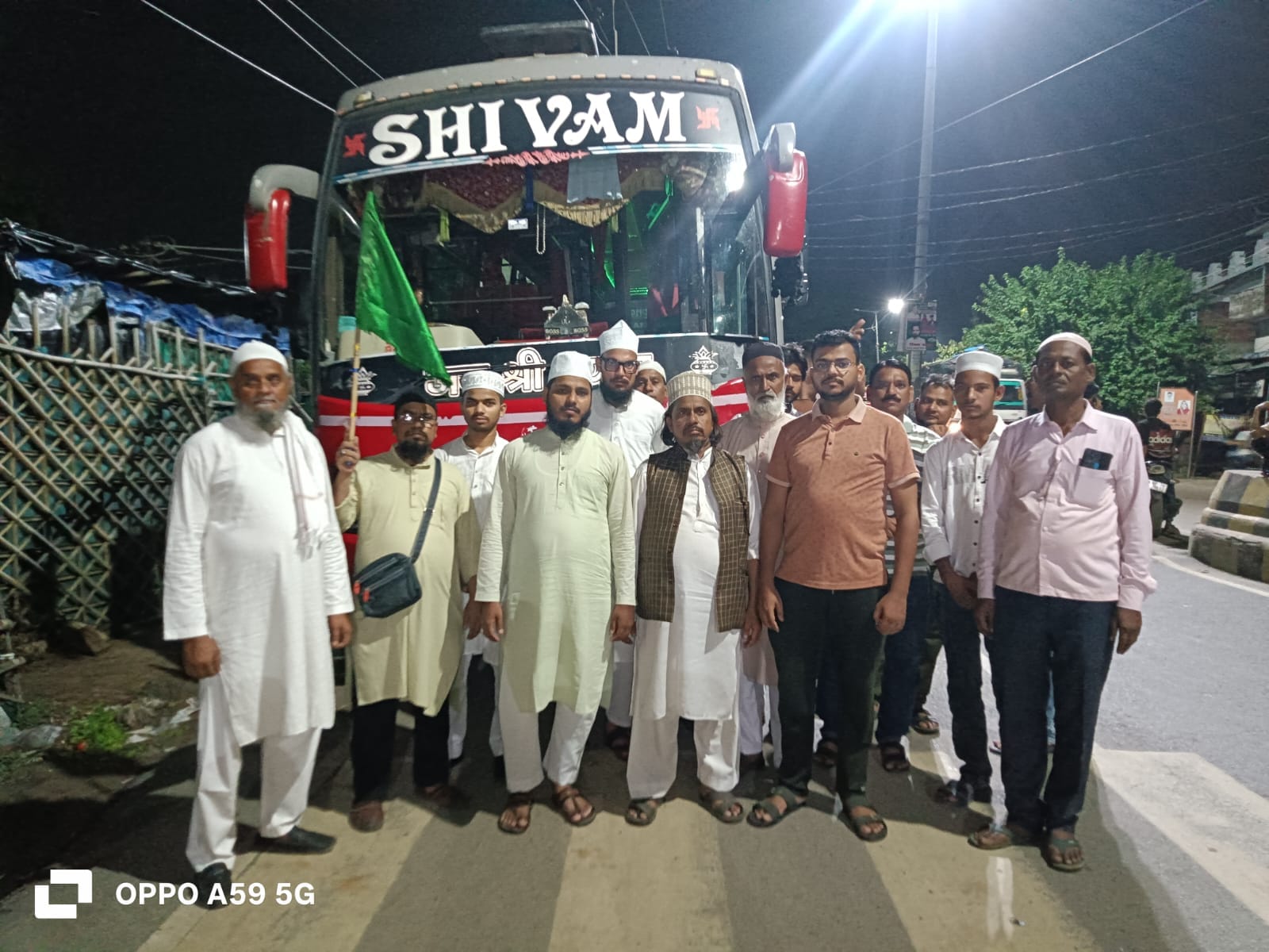 जायरीनों की बस को हरी झंडी दिखाकर रवाना करते अल्तमश चिश्ती। स्रोत: मौलाना