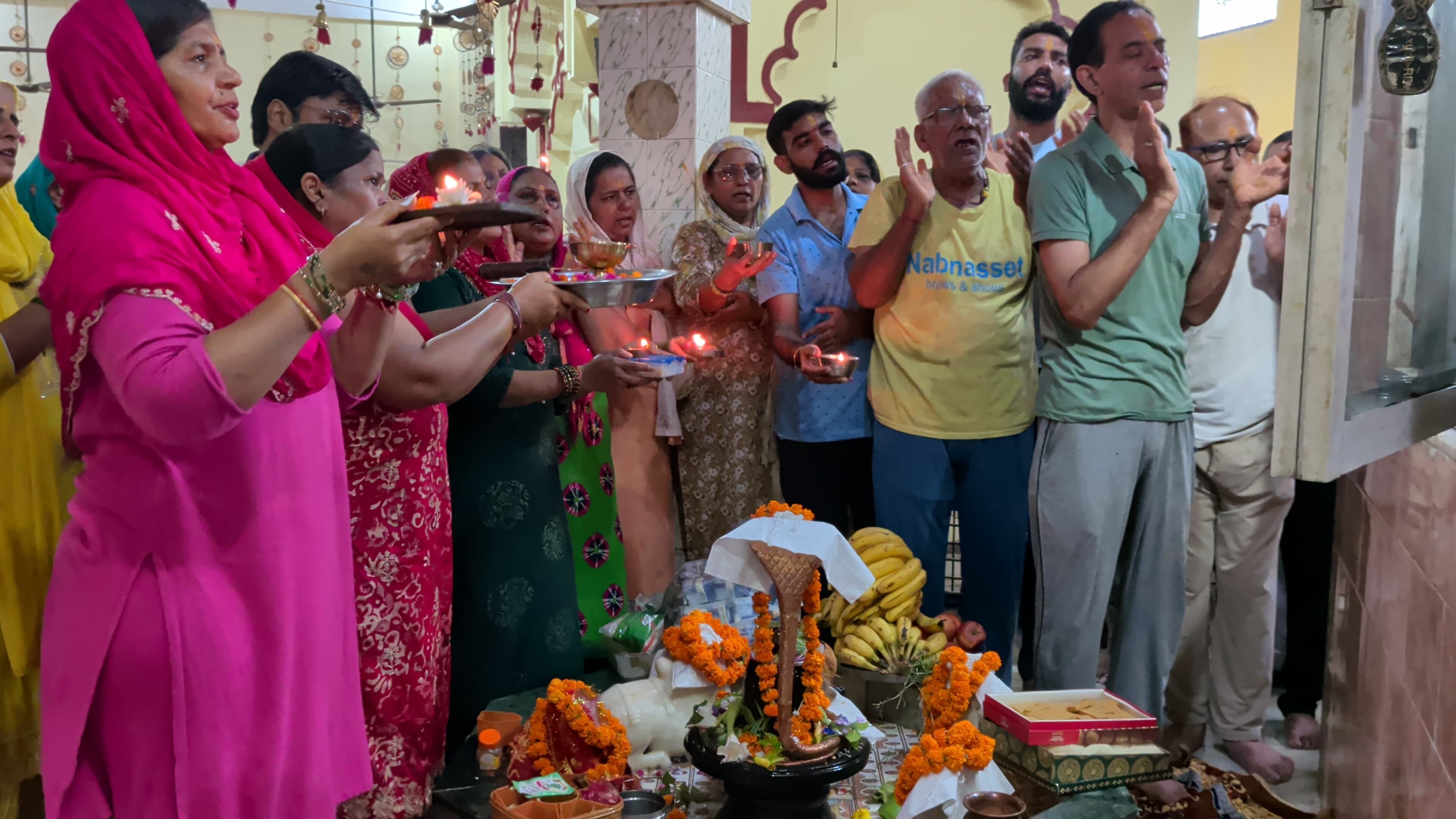 जयंती देवी मंदिर में पूजा अर्चना करते हुए श्रद्धालु। संवाद