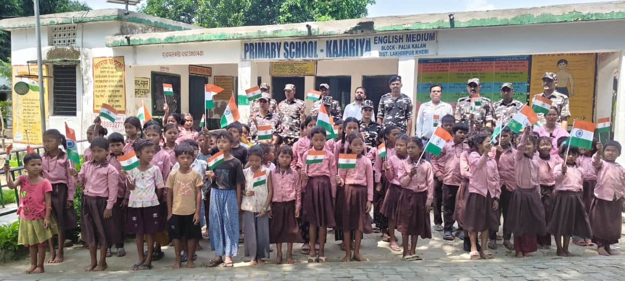 Tricolour in little hands, Vande Mataram in tune
