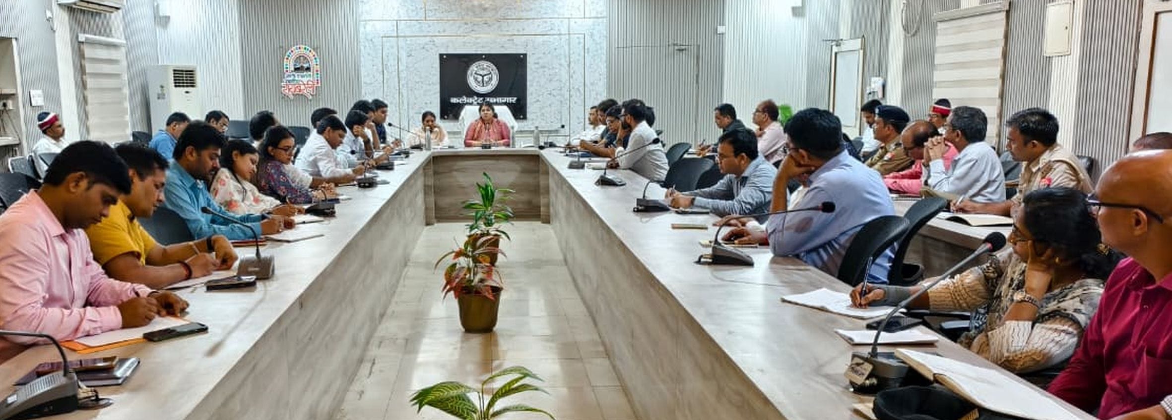 कलेक्ट्रेट के सभागार में हर घर तिरंगा अभियान को लेकर बैठक लेती सरनीत कौर ब्रोका। 
