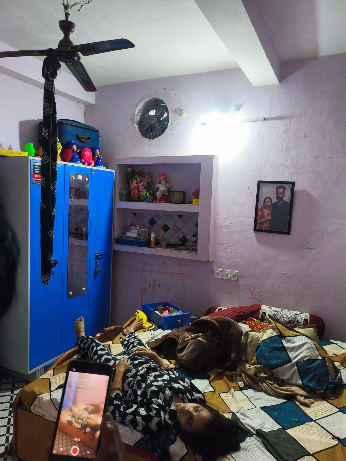 कमरे में मिला महिला का शव