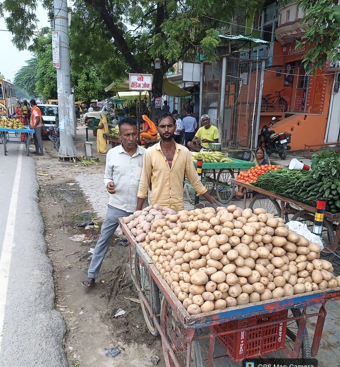 Officials furious upon spotting pushcarts and stalls in a non-vending zone; encroachments removed.