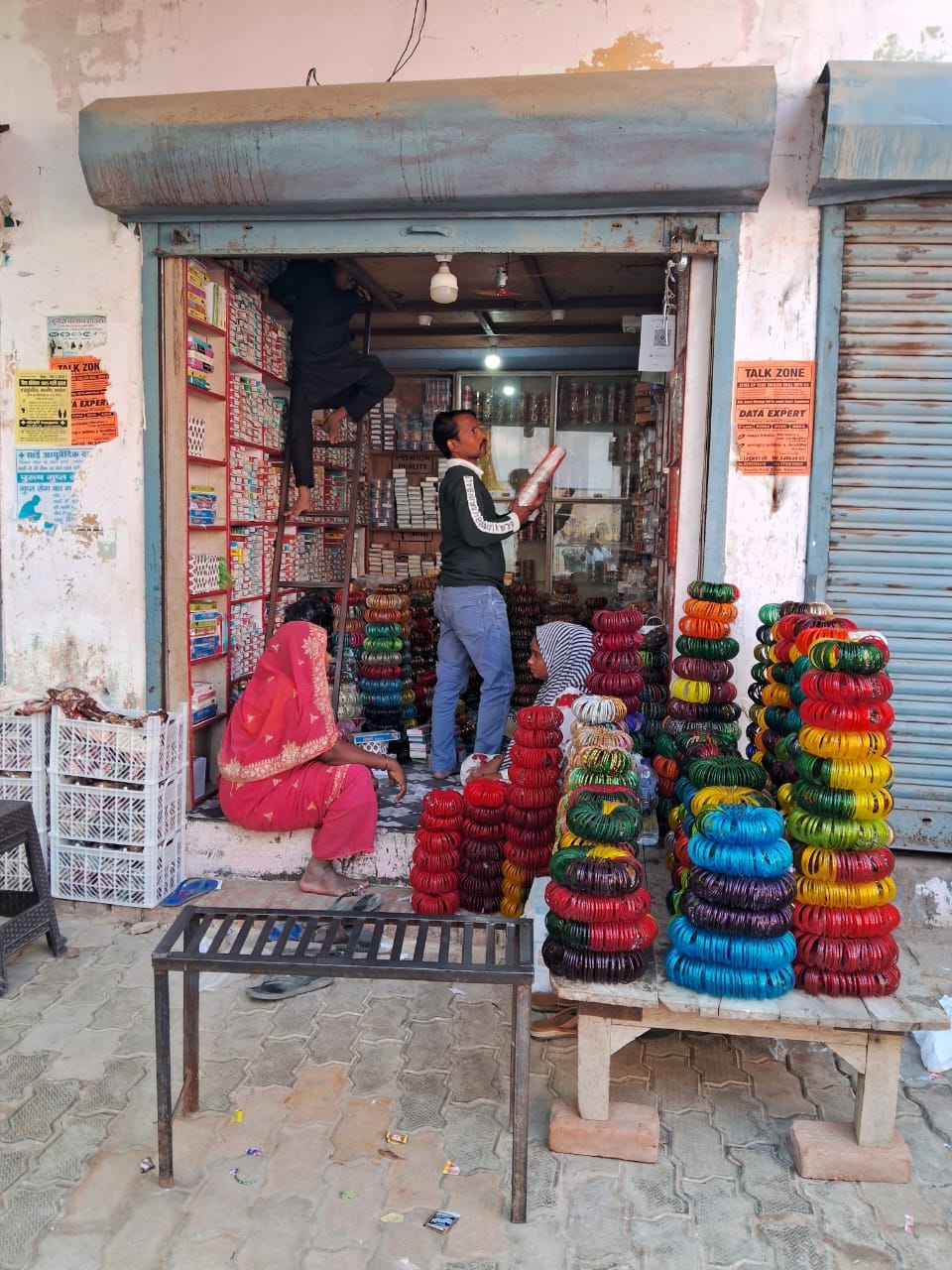 करारी में चूड़ी पहनती महिला-संवाद