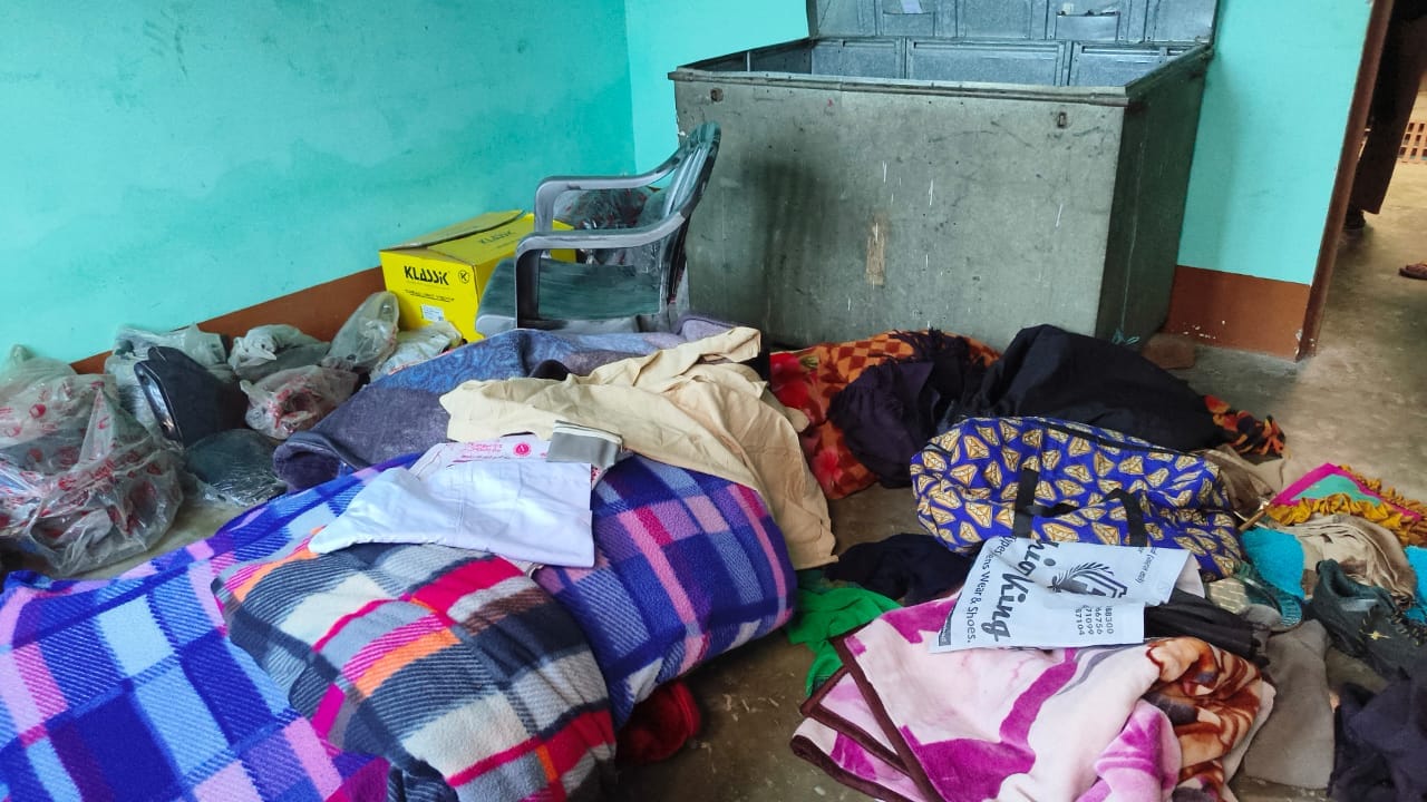 कस्बा व थाना मारहरा के मोहल्ला मकबूलगंज में चोरी के बाद बिखरा पड़ा सामान। संवाद