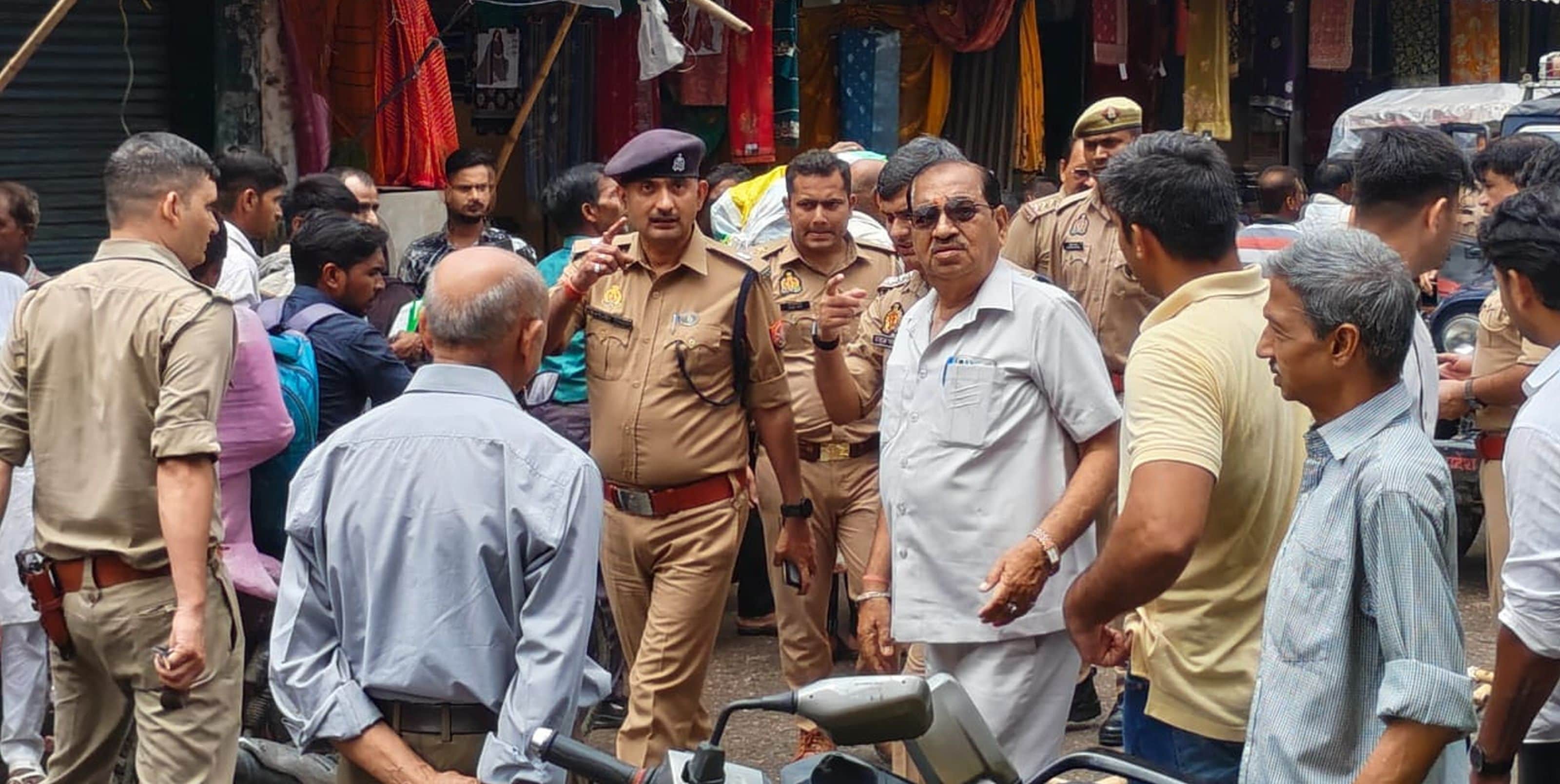 कोतवाली क्षेत्र में चोरी की घटना के बाद घटना स्थल पर पहुंचे एसपी सिटी अभिषेक कुमार सिंह। संवाद