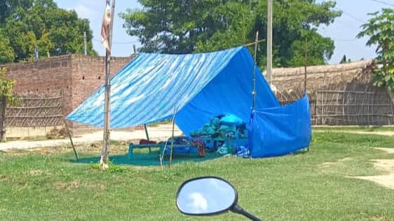 खलिहान की भूमि पर तिरपाल डालकर किया गया कब्जा। संवाद