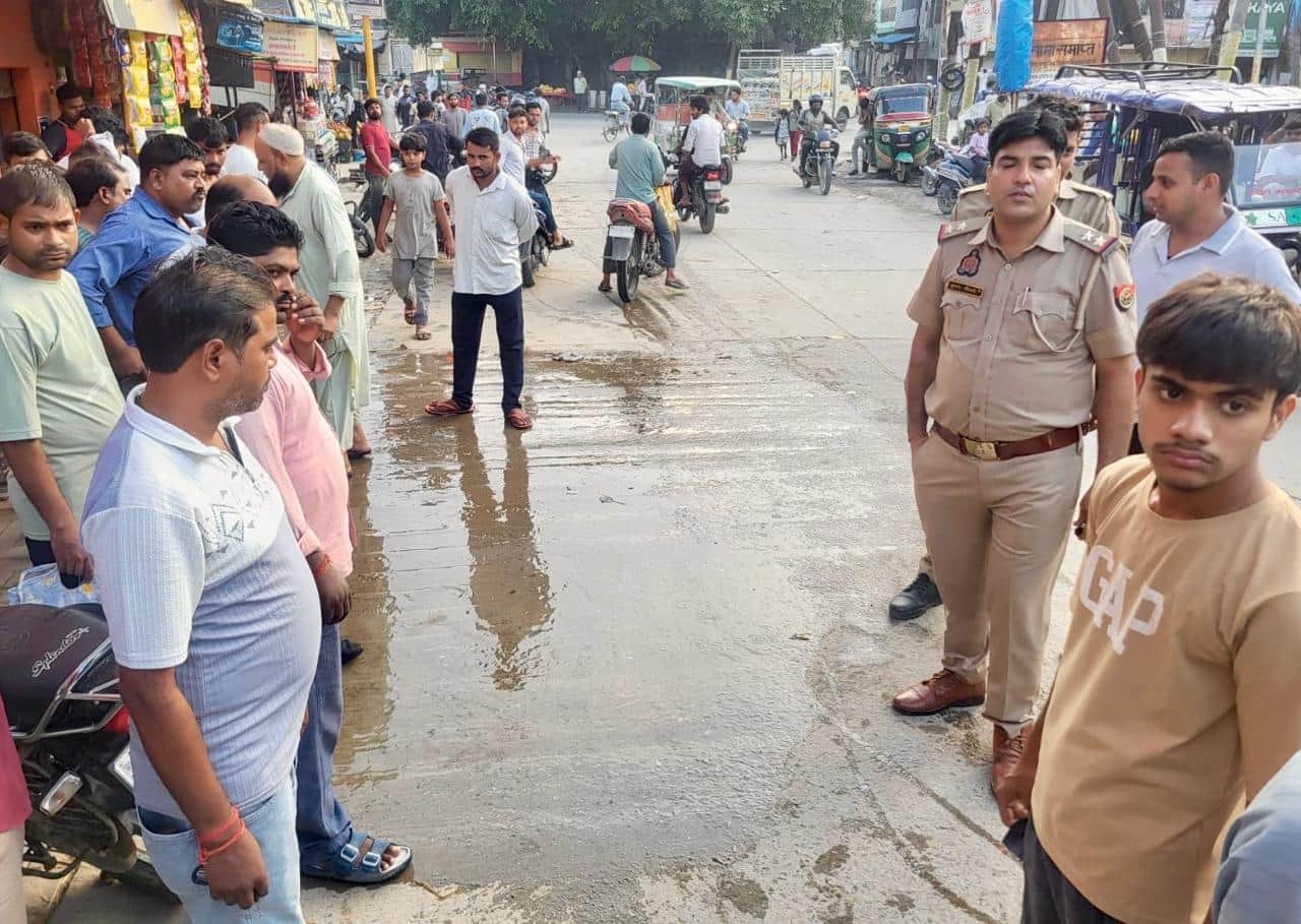 खुर्जा के मुंडाखेड़ा मार्ग पर शिव मंदिर के बाहर मांस के टुकडे़ मिलने के बाद मौके पर मौजूद स्था