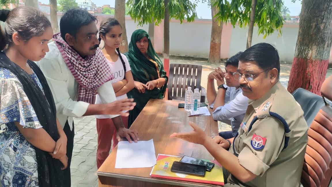 खेतासराय समाधान दिवस में फरियाद सुनते सीओ और तहसीलदार। संवाद
