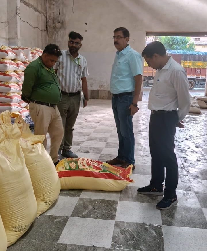 लालगंज में फ्लोर मिल का निरीक्षण करते खाद्य सुरक्षा एवं औषधि प्रशासन की टीम। लालगंज में फ्लोर म