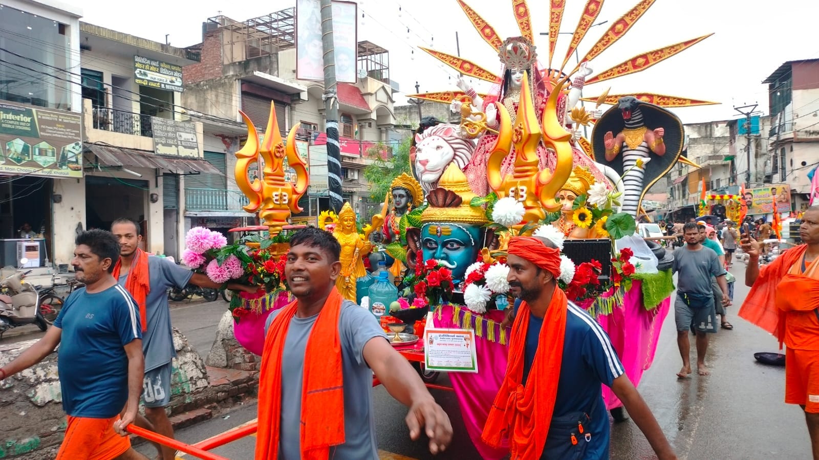 मां शेरावाली की झांकी के साथ गंगाजल लेकर खतौली  से  गुजरते  दिल्ली के शिवभक्त। संवाद