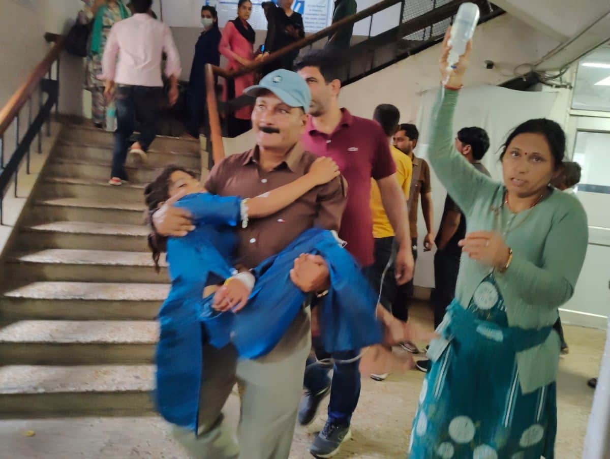 मेडिकल कॉलेज में तीमारदार घायल बच्ची को गौद में उठाकर ले जाते हुए। संवाद।