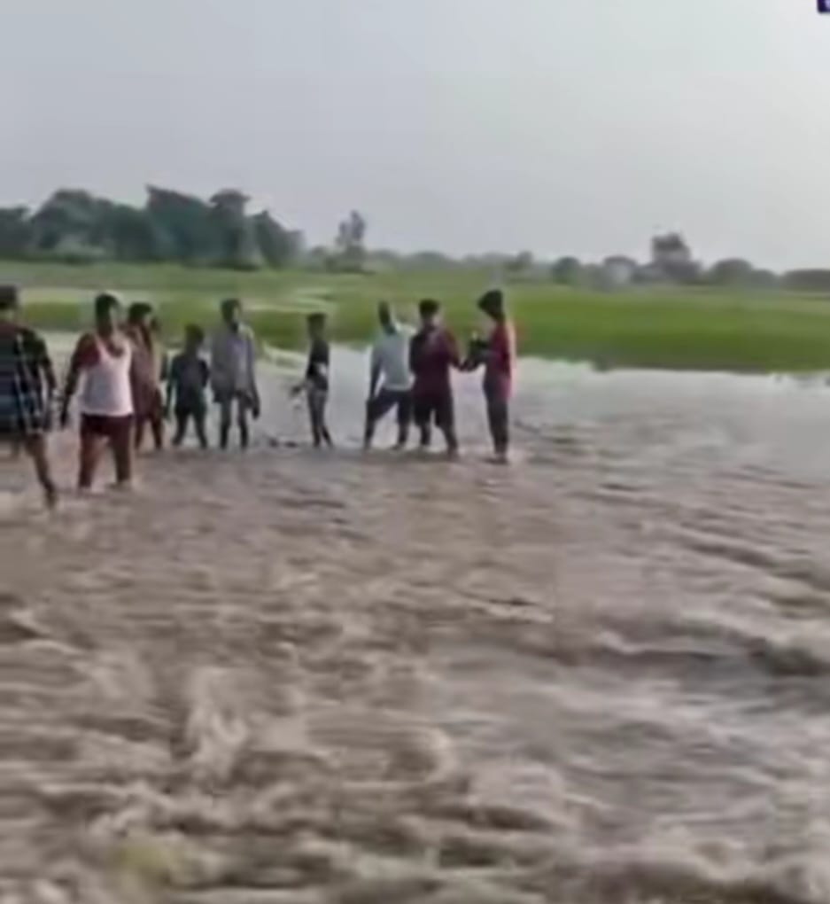 मुंगराबादशाहपुर। नहर कटने से सैकड़ों बीघा फसल जलमग्न