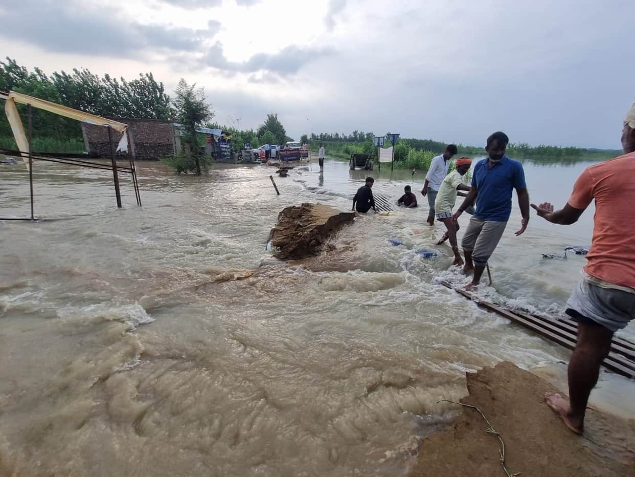 Ganga water reaches the state highway, traffic stopped due to erosion in the road.