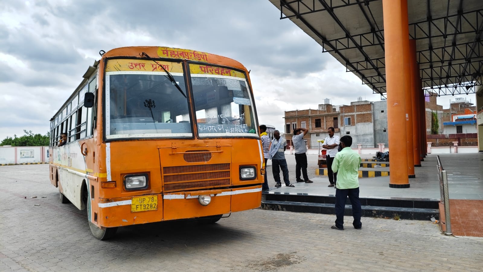 मंझनपुर डिपो में खड़ी रोड़वेज बस में बैठते यात्री। संवाद