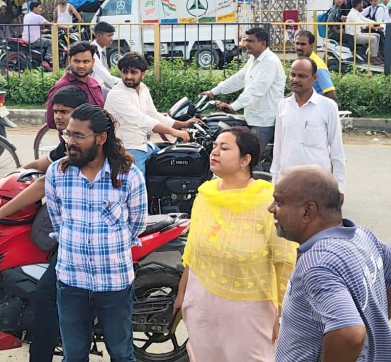 Scuffle breaks out following a dispute over the Ramlila Maidan entrance gate.