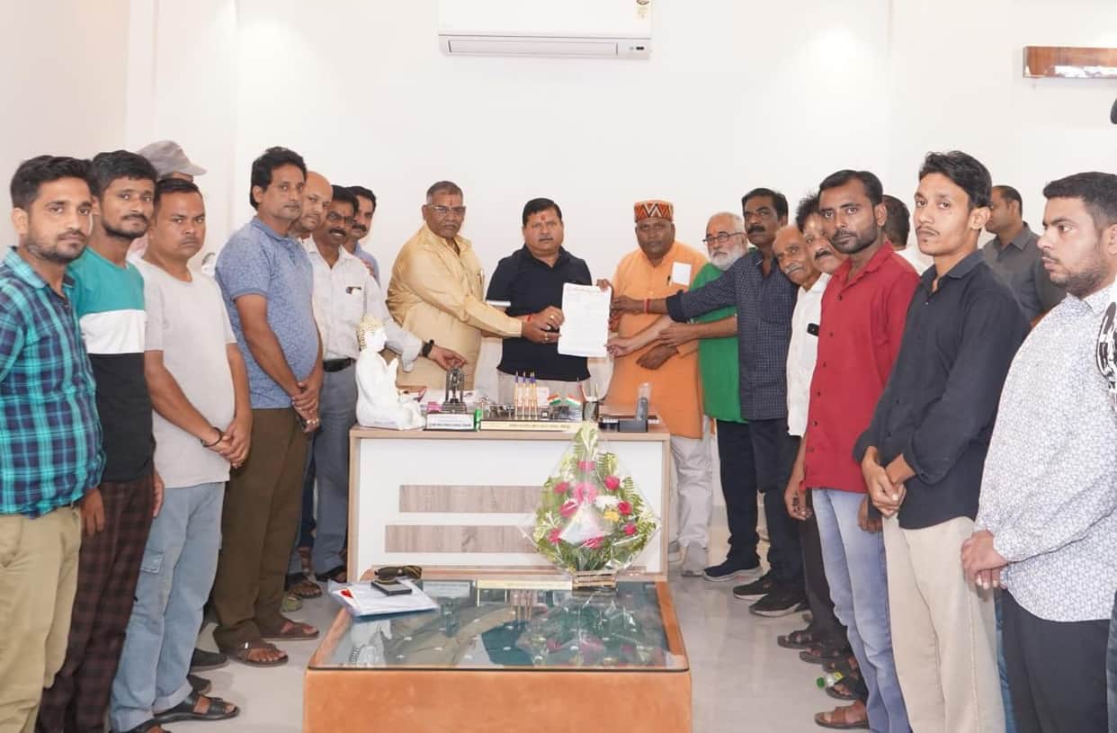 Traders met the Minister of State regarding the allotment and renewal of shops.