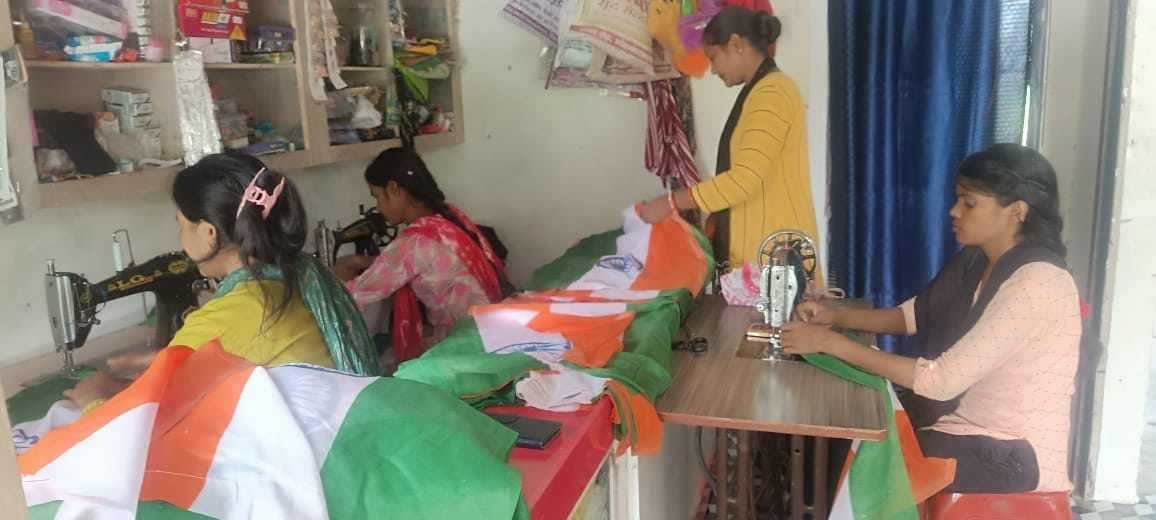 'Har Ghar Tiranga' campaign gains momentum; women from self-help groups are preparing 6.65 lakh national flags.