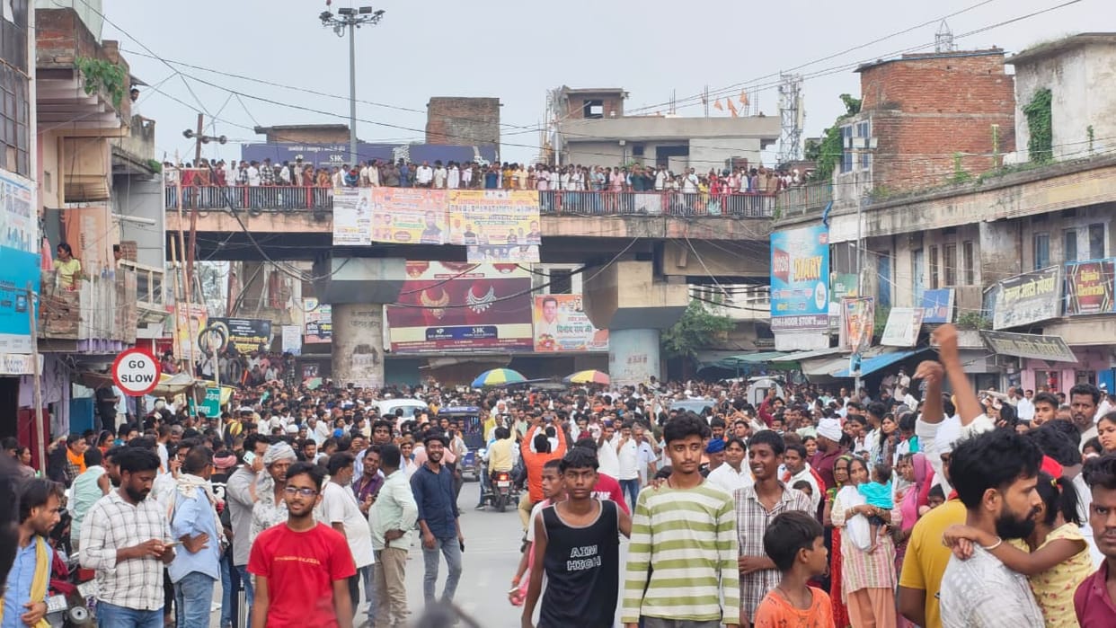 Umashankar Singh paid tribute with teary eyes across the district.