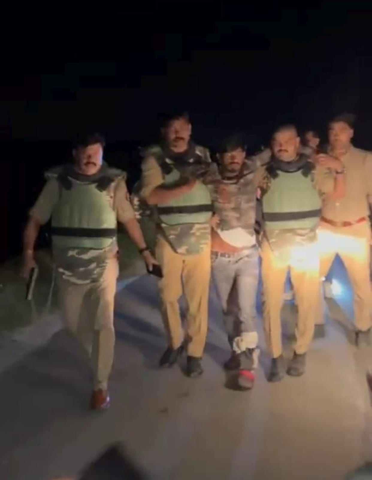 Encounter with power cable theft gang in Nanpara; five arrested, one shot in the leg.