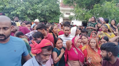 नव पोखरी ( अवराकोल) गांव के सऊदी अरब से राम ज्ञान चौहान का शव पहुंचते ही रोते बिलखते परिजन। संव