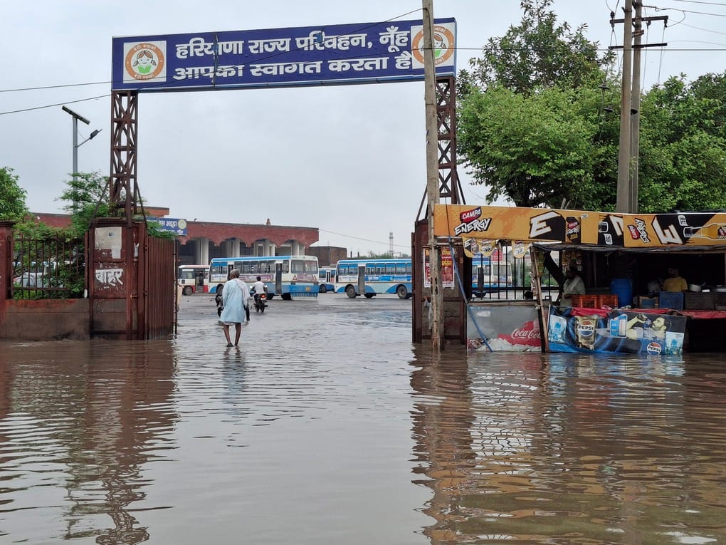 न्यू बस स्टैंड के सामने भरा पानी