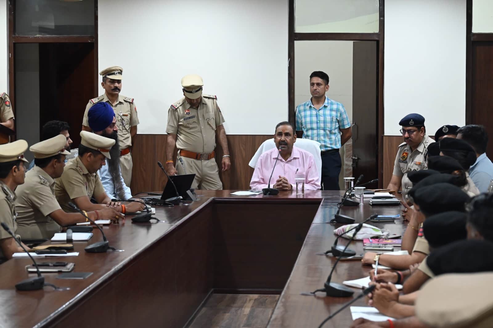 पुलिस अधिकारियों की बैठक को संबोधित करते अशोक कुमार पुलिस महानिरीक्षक करनाल मंडल। प्रवक्ता पु