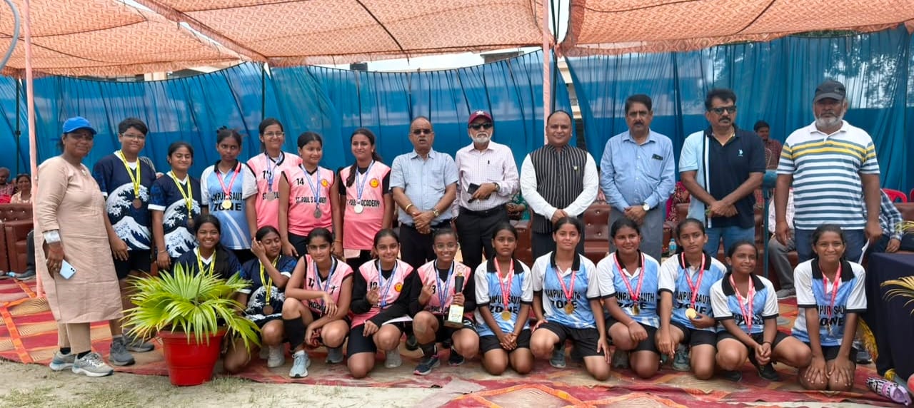 पलिया के गुरुकुल एकेडमी में आयोजित थ्रोबॉल प्रतियोगिता के प्रतिभागियो संग प्रबंधतंत्र। स्रोत: स