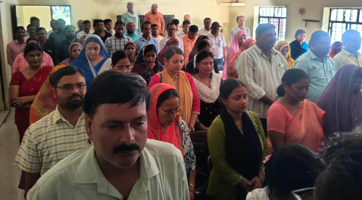Teachers offered flowers and paid tribute to Vedpal Singh.