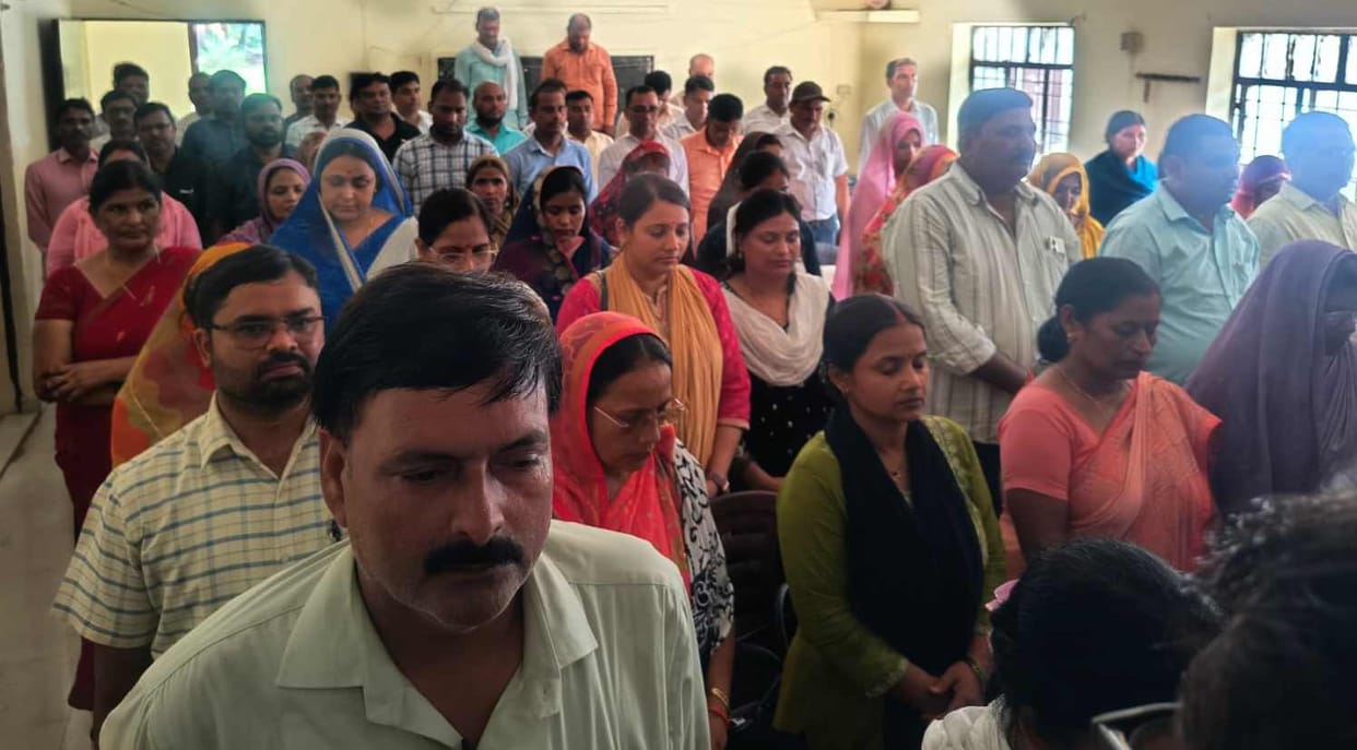 Teachers offered flowers and paid tribute to Vedpal Singh.