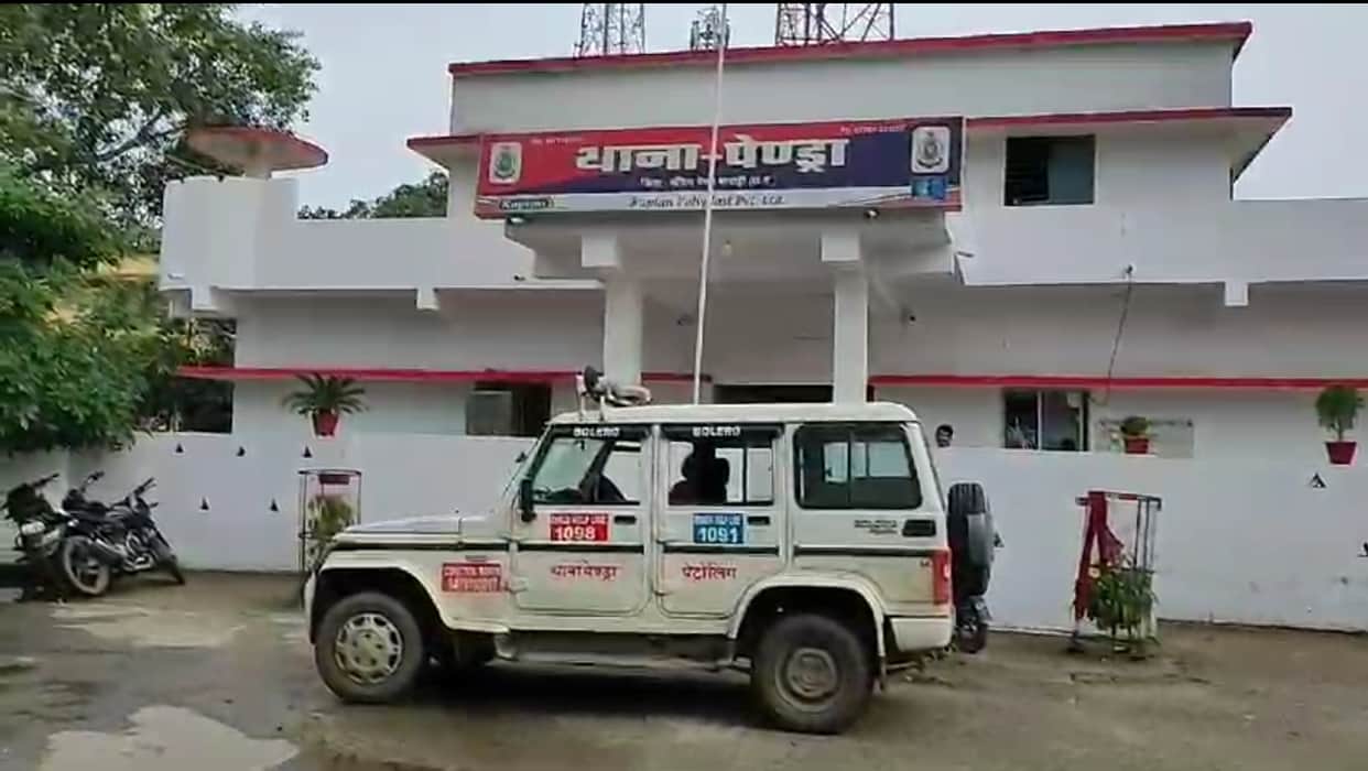 Prabha Patle, an attendant posted at the office, and Roshni Sav, an Assistant Veterinary Field Officer, have a
