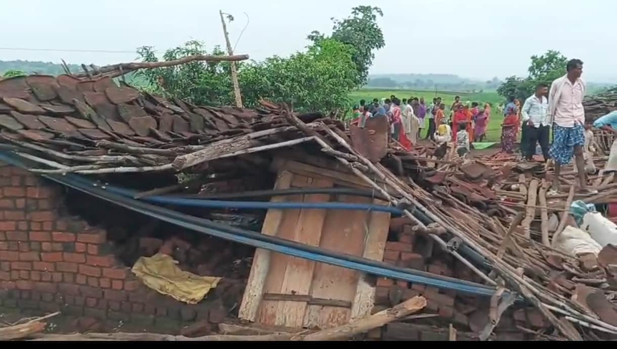 In Seoni, a mud house collapsed due to rain; four people were injured and are undergoing treatment.