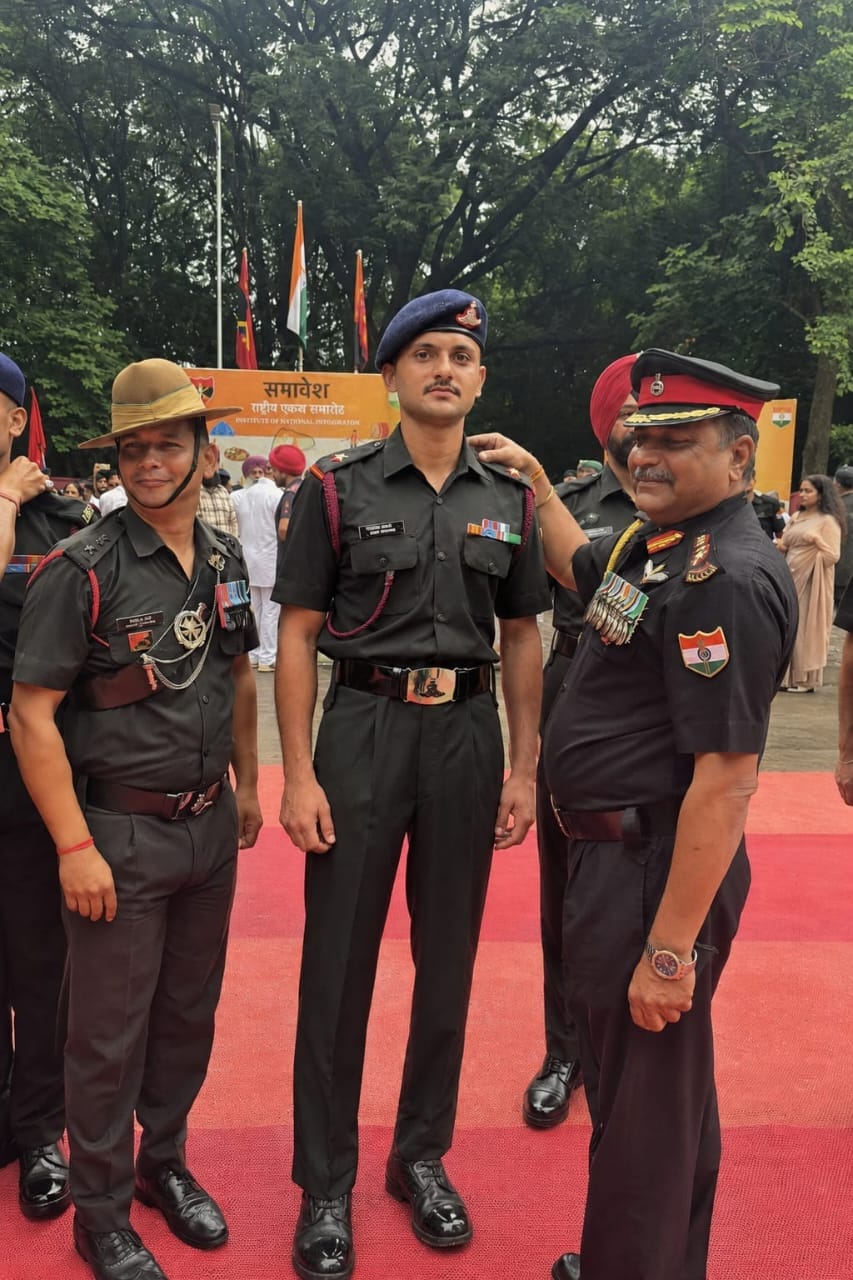 रोहित गोस्वामी को सम्मानित करते भारतीय सेना के वरिष्ठ अधिकारी। -स्रोत : जागरुक पाठक