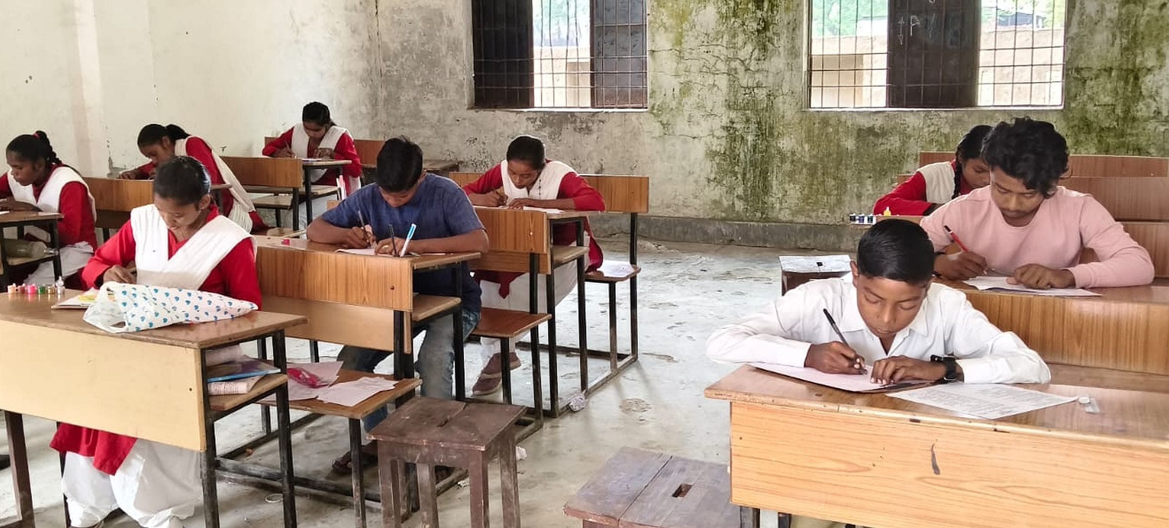 राजकीय हाईस्कूल चेतराबुजुर्ग में आयोजित निबंध प्रतियोगित में शामिल विद्यार्थी। स्रोत: विद्यालय 