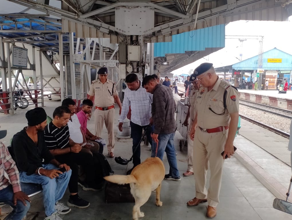 रेलवे स्टेशन पर यात्रियों के सामान की जांच करते टीम के सदस्य। संवाद