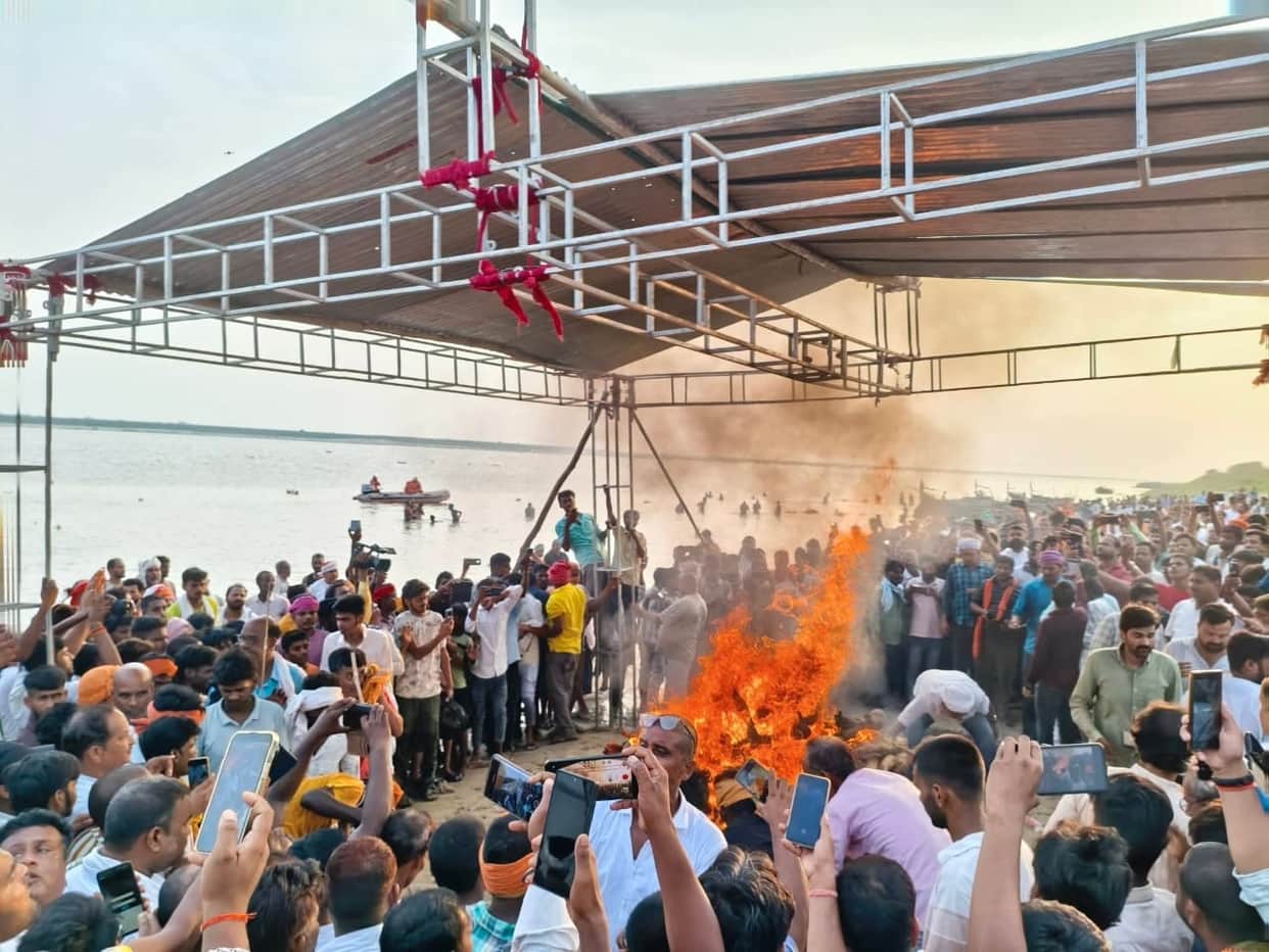 BSP MLA's 40-kilometer final journey... it took six hours to travel from Khanwar to the Ganga Ghat.