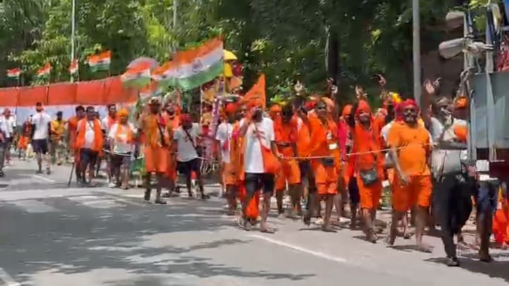 Kanwar Yatra carried out with 101 feet tricolor