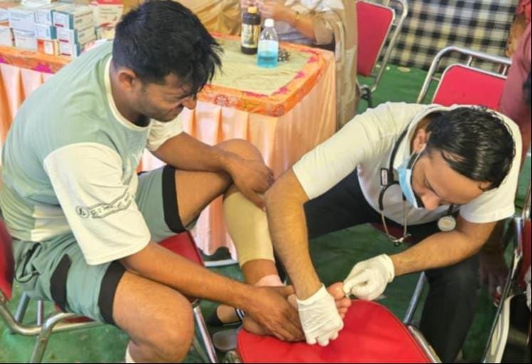सौहार्द की मिसाल...कैराना रोड शिविर में शिवभक्तों का उपचार करते डॉ नदीम