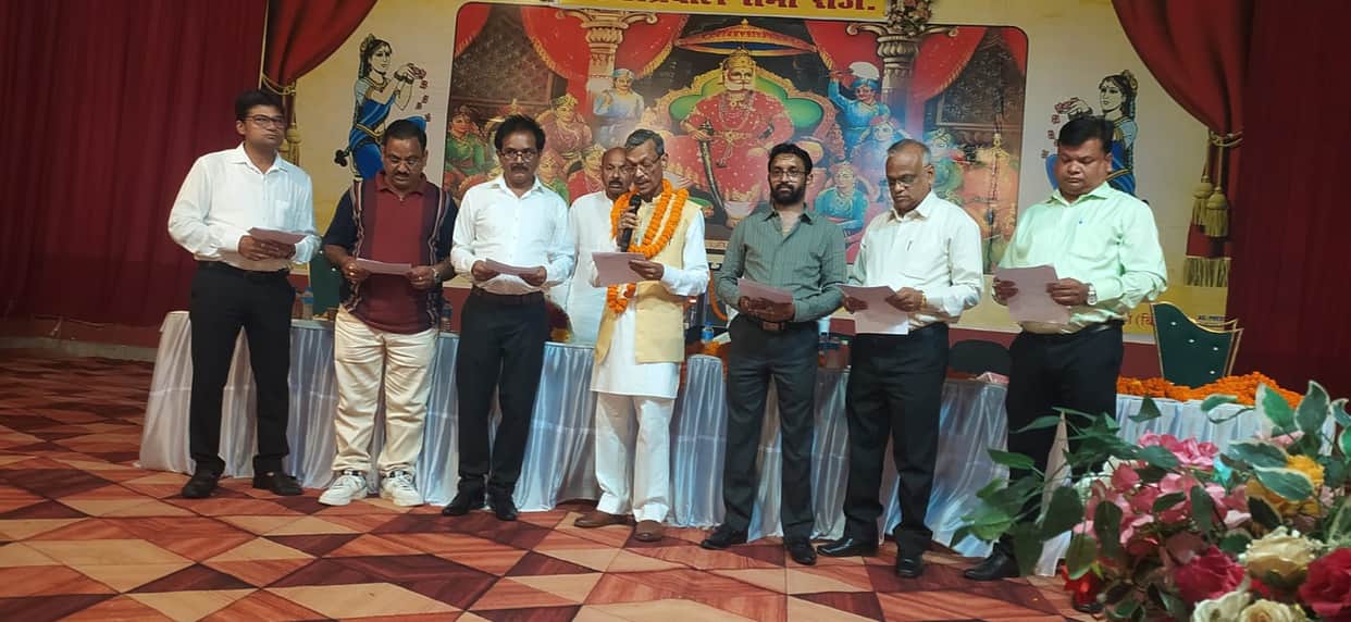Newly elected committee of Agarwal Sabha takes oath and assumes charge.