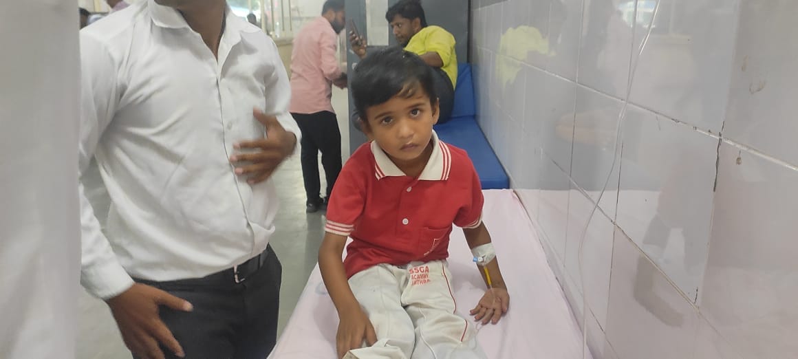 सांप के डसने के बाद इमरजेंसी में बच्चे का उपचार होता हुआ। संवाद