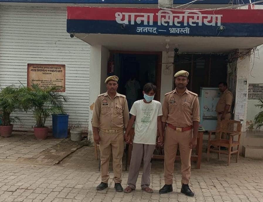 सिरसिया पुलिस की गिरफ्त में किशोरी से दुष्कर्म करने का आरोपी।