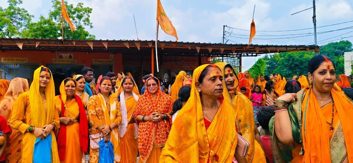 सुरियावां नगर के कांवड़ यात्रा में शामिल महिलाएं। स्रोत संगठन