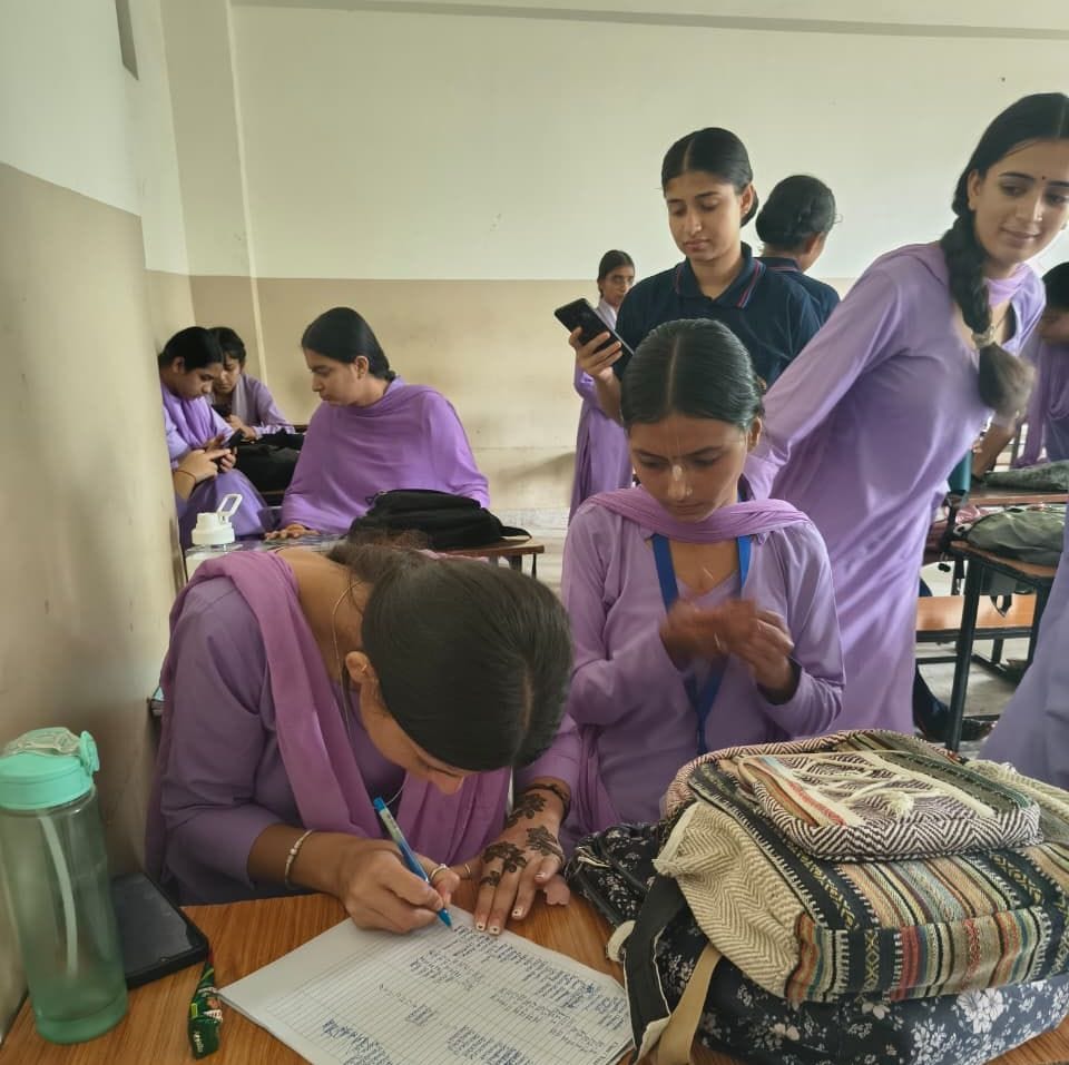 Sirmour News: एबीवीपी ने संस्कृत कॉलेज में फीस वृद्धि के विरोध में चलाया हस्ताक्षर अभियान