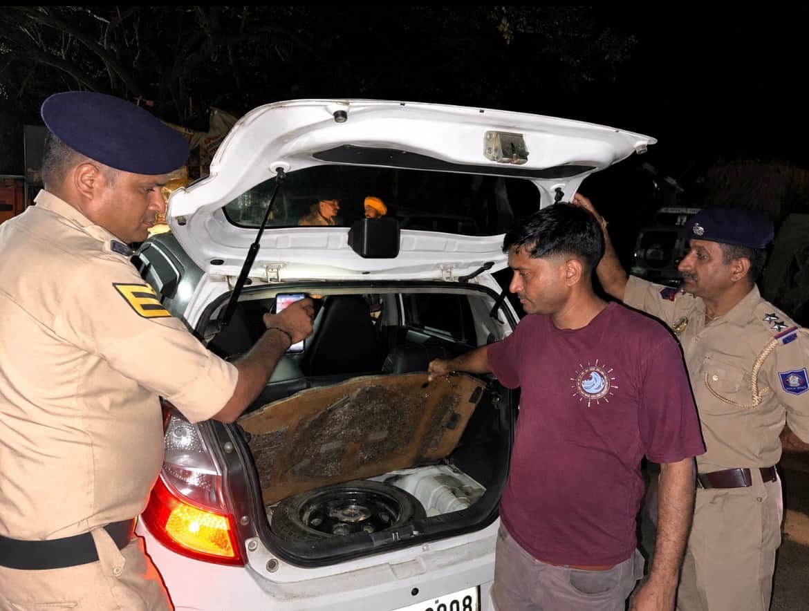 संसारपुर टैरेस में हिमाचल-पंजाब सीमा पर नाका लगाकर वाहनों की जांच करती पुलिस टीम। -संवाद