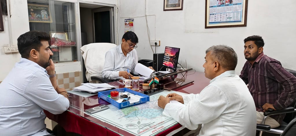 सिवानी मंडी में विभागीय कर्मचारियों की बैठक लेते उपमंडल अभियंता कंवरपाल परिहार। स्रोत : विभाग