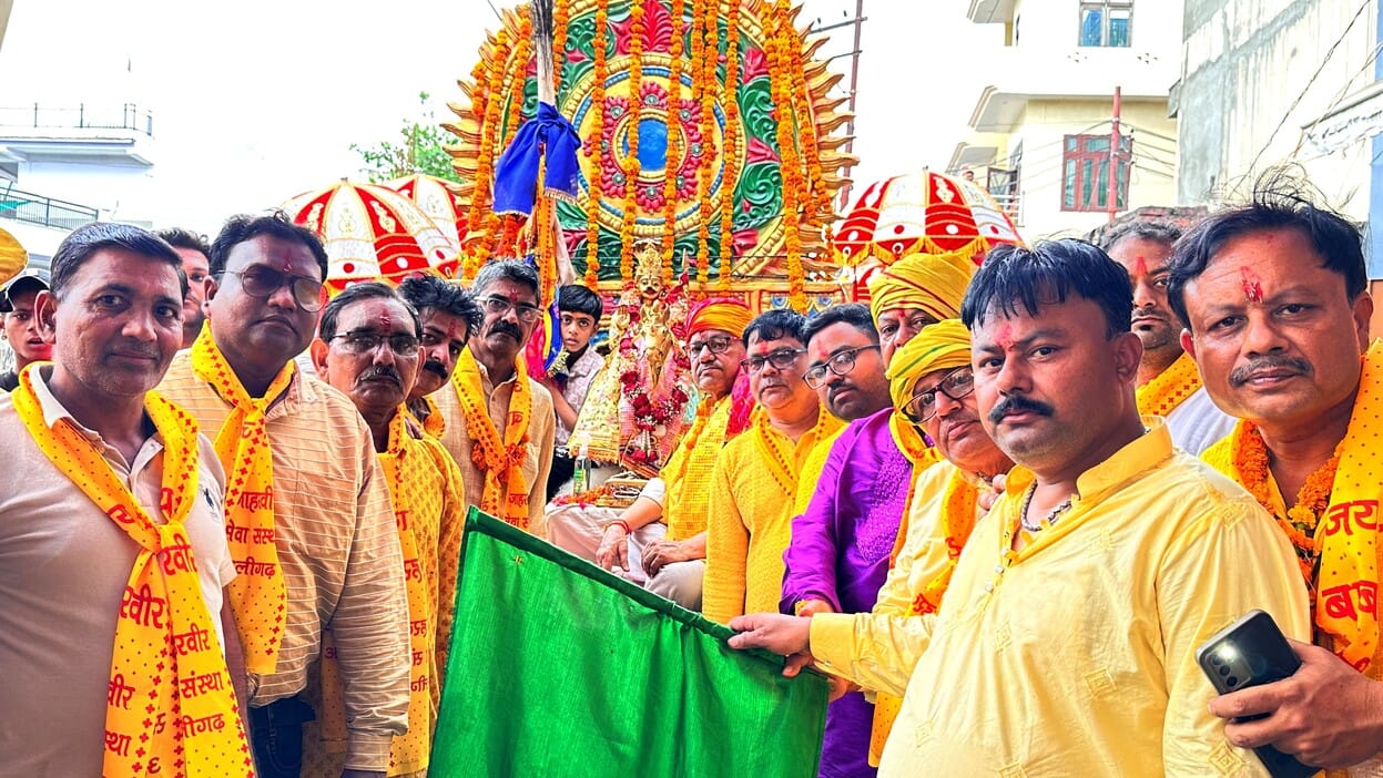 शोभायात्रा का शुभारंभ करते पदाधिकारी। 