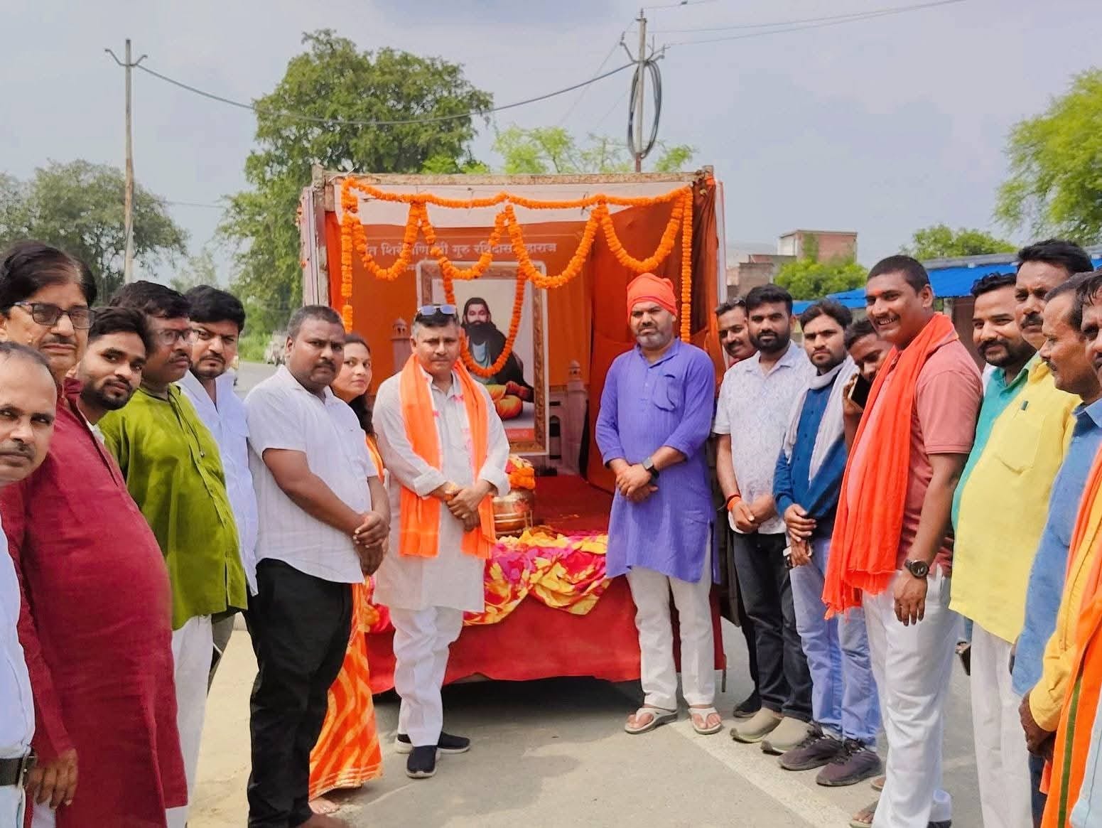 शाहगंज-- संत रविदास के भव्य कलश यात्रा में शामिल लोग। संवाद